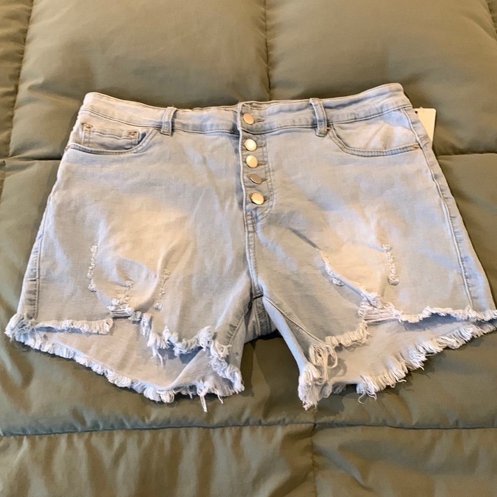 NWT Womens 1X Button Fly Denim Shorts. American Bazi Los Angeles. Light Wash.